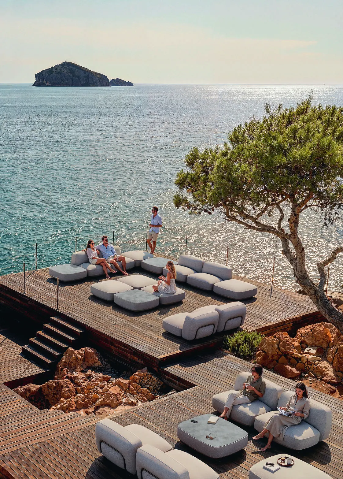 Softer Lounge-Komposition von PLUST am Pool